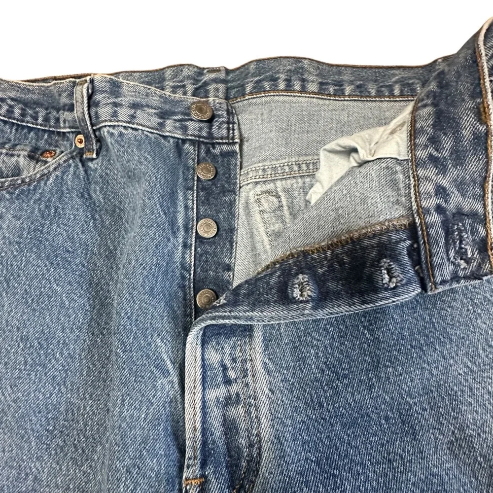 Vintage Levi's 501 Jeans Mens 38x32 Classic Medium Wash Blue Button Fly USA